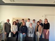 Foto: Bezirkshauptmannschaft Rohrbach - Bezirkshauptmann Mag. Valentin Pühringer (ganz links), Mag. Christine Jungwirth (zweite v. l.), Silvia Stöbich (ganz rechts) und Renate Fölser, Wirtschaftskammer Rohrbach (dritte v. r.) mit den Schülerinnen und Schülern unseres Gymnasiums